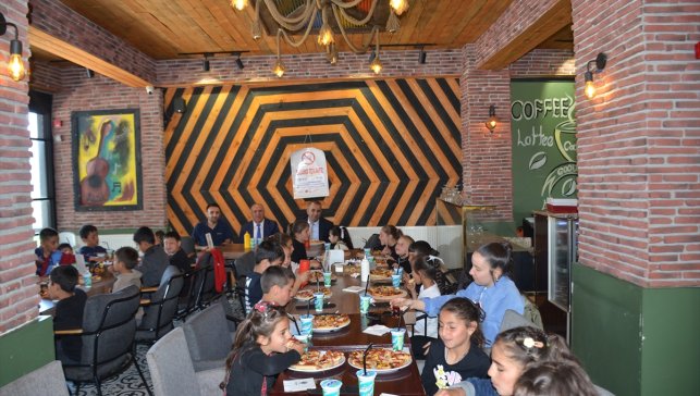 TÜGVA'dan çocuklara pizza ikramı