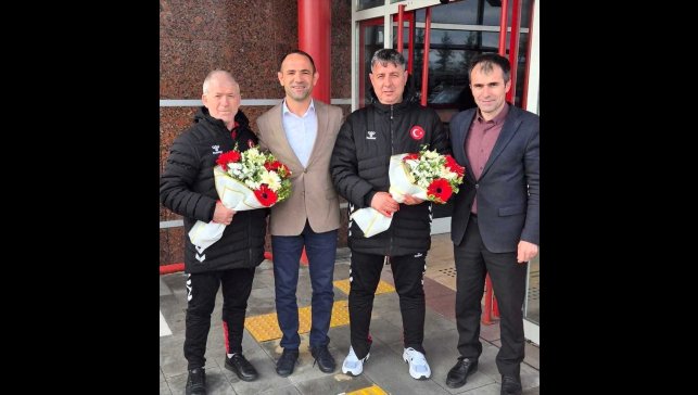 Avrupa'dan iki madalya ile dönen tekvandocular, Erzurum'da çiçeklerle karşılandı