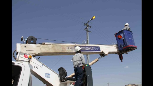 Aras Elektrik hizmet bölgesini aydınlatmaya devam ediyor