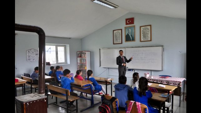 Akyaka Kaymakamı Demirtaş, köy okullarında