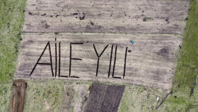 Ardahanlı çiftçi tarlasına traktörüyle "Aile Yılı" yazdı