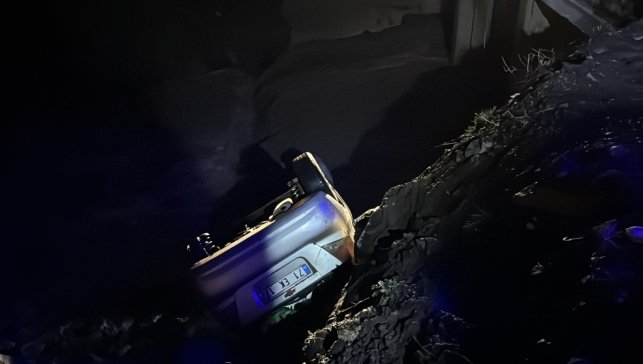 Erzurum'da dereye yuvarlanan araçtaki 3 kişi yaralandı