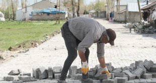 Ağrı'nın Baloluk Köyünde Kilit Parke Çalışmaları Sürüyor