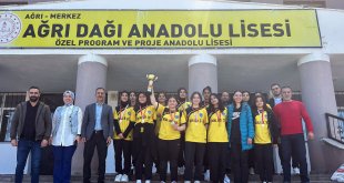Ağrı Dağı Anadolu Lisesi Kız Voleybol Takımı İl Şampiyonu Oldu