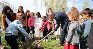 Çamurlu Köyü İlkokulunda Fidan Dikim Etkinliği