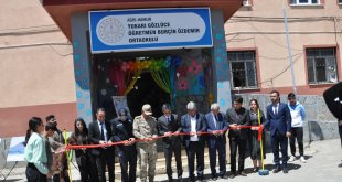 Hamur Yukarı Gözlüce Ortaokulu’nda Resim Sergisi Açıldı