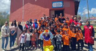 Kızılay Kadın Ağrı Gönüllüleri Taşlıçay’da Öğrencilerle Çocuk Şenliği Düzenledi