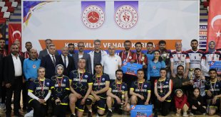 Ağrı Kurumlar ve Halk Karma Voleybol Turnuvası’nda Adalet Takımı Şampiyon Oldu