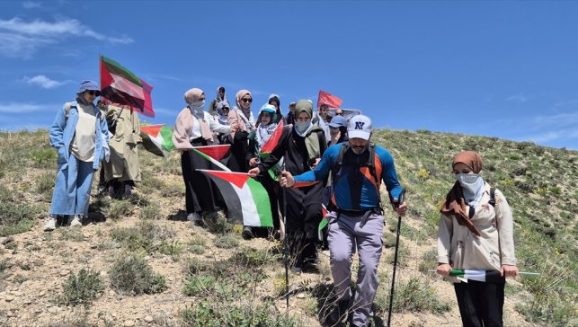 Akademisyenler ve öğrenciler, Gazze'ye destek için 2 bin 200 rakımlı tepeye tırmandı