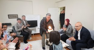 Vali Koç’tan özel gereksinimli Ebrar Koçyiğit'e doğum günü ziyareti