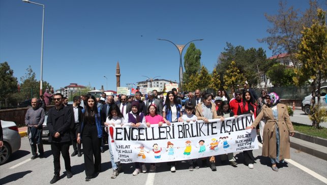 Ahlat'ta "Engelliler Haftası" kapsamında farkındalık yürüyüşü düzenlendi