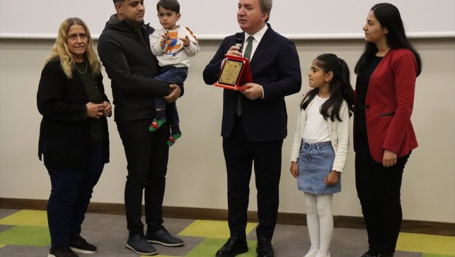 Erzincan'da "Aile Yılı" kapsamında 24 örnek aileye şilt takdim edildi
