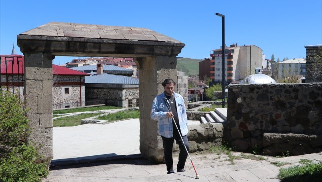 Görme engelli öğretmen Anadolu'yu sesle gezdiriyor