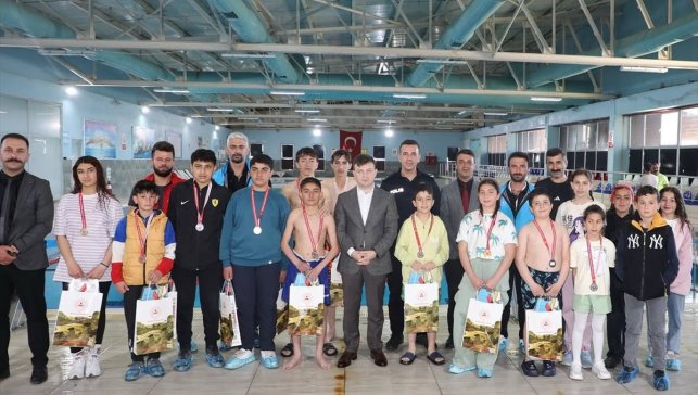 Başkale'de yüzme yarışması düzenlendi