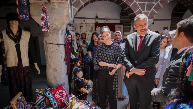 Hakkari'de "Aile Yılı" temasıyla sergi düzenlendi