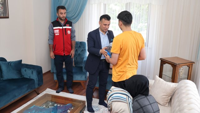 Erzurum'da "Aile Yılı" kapsamında 84 öğrenciye spor seti dağıtıldı