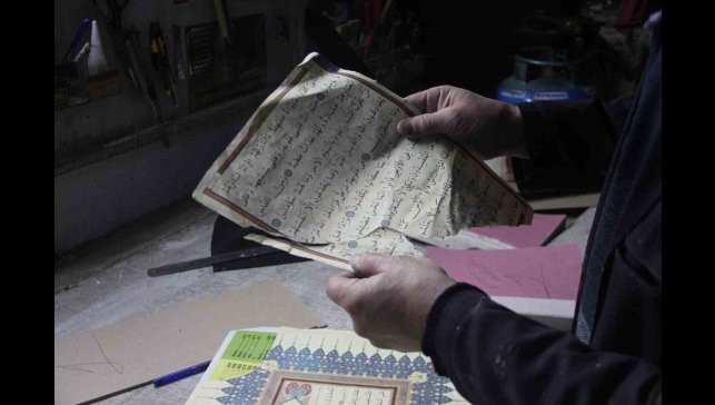 Aşınmış kitaplara 45 yıldır hayat veriyor