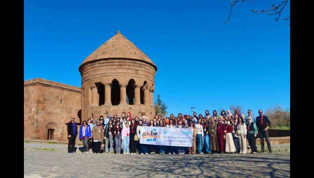 Bursa'dan gelen kız öğrenciler Ahlat'ın tarihi mekanlarını gezdi