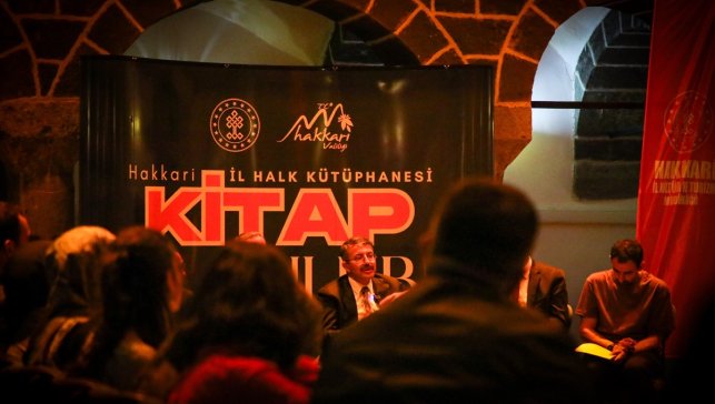 Hakkari Valisi Çelik, kitap okuma etkinliğinde gençlerle bir araya geldi