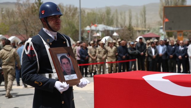 Kalp krizi sonucu şehit olan güvenlik korucusu, Van'da son yolculuğuna uğurlandı