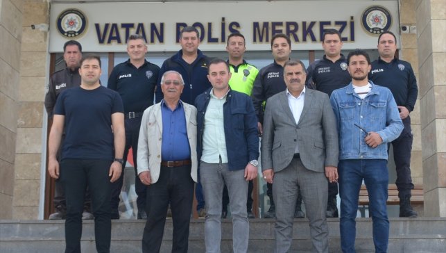 Gece devriyesindeki polislerin yardımı hayatını kurtardı