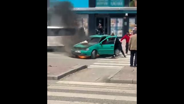 Iğdır'da park halindeki otomobil alev aldı