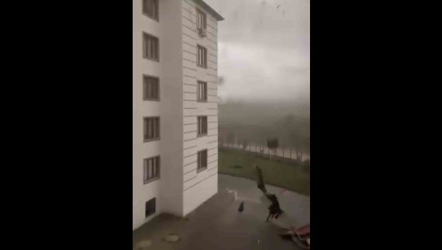 Bingöl'de fırtına etkili oldu: Çatıdan kopan parça çocuğun üzerine düştü