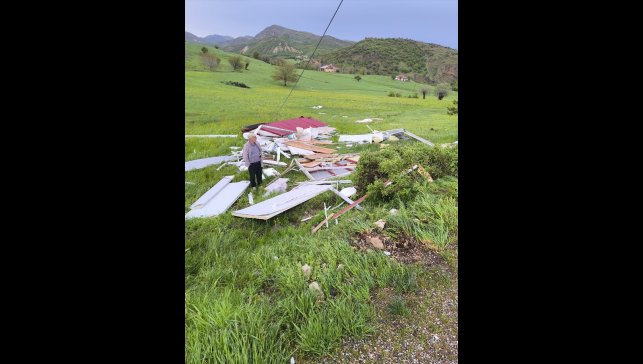 Tunceli'de şiddetli rüzgar bazı evlerin çatılarına zarar verdi