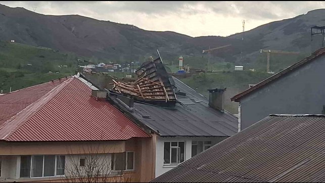 Tunceli'de fırtına etkili oldu, çatılar uçtu, ulaşımda aksamalar yaşanıyor