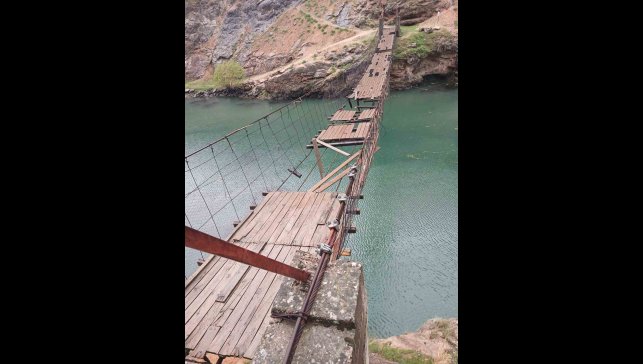 Elazığ'da fırtınadan dolayı asma köprü zarar gördü