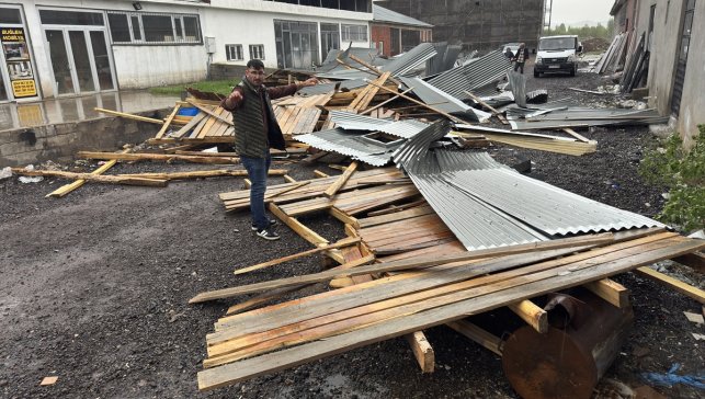 Bingöl'de şiddetli rüzgar binaların çatısını uçurdu