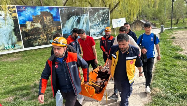 Van Kalesi'nde kayalıktan düşerek yaralanan kadın ekiplerce hastaneye ulaştırıldı