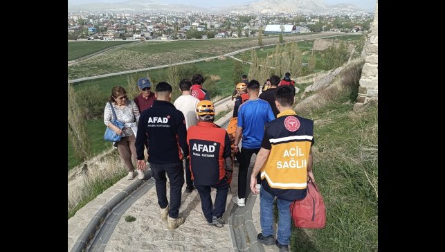 Van Kalesi'nden düşen yaşlı kadın kurtarıldı