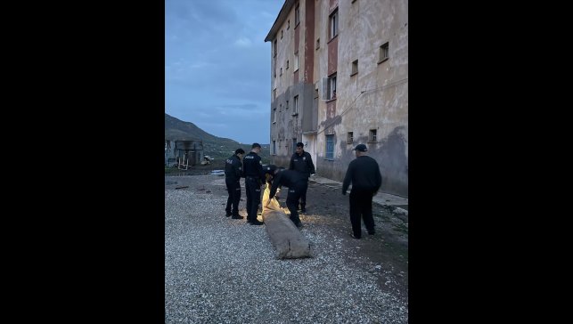 Tunceli'de güvenlik güçleri, şiddetli rüzgar nedeniyle evleri hasar görenlere yardım eli uzattı