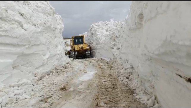 Yüksekova'da 3 metrelik karda yol açma çalışması