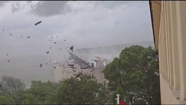 Tunceli'deki fırtınada çatı saniyeler içerisinde parçalandı