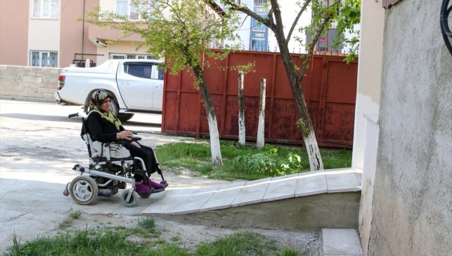Van'da belediye ekibi, engelli kadının hayatını kolaylaştırmak için evine rampa yaptırdı