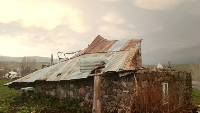 Kars'ta fırtına ve hortum nedeniyle 7 ev ve köy okulunun çatısı uçtu