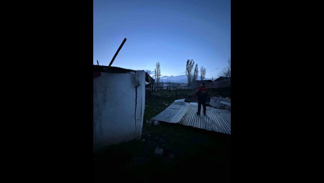 Sarıkamış'ta fırtına okulun ve evlerin çatısını uçurdu