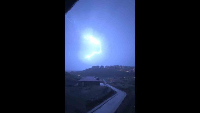 Yüksekova'da şimşekler görsel şölen sundu