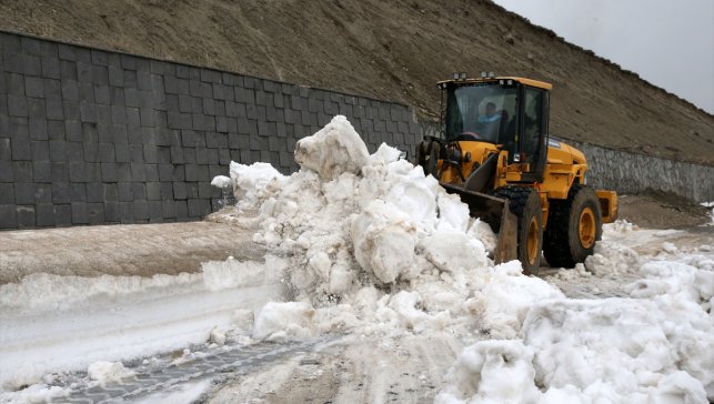 Kardan kapanan Nemrut Krater Gölü yolu ekiplerin çalışmasıyla açıldı