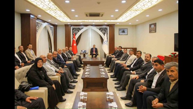 Vali Çelik, Şemdinli muhtarlarıyla bir araya geldi