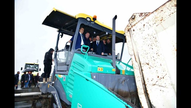 Ardahan'da köy yolları asfalt yerine beton kullanılarak yenileniyor