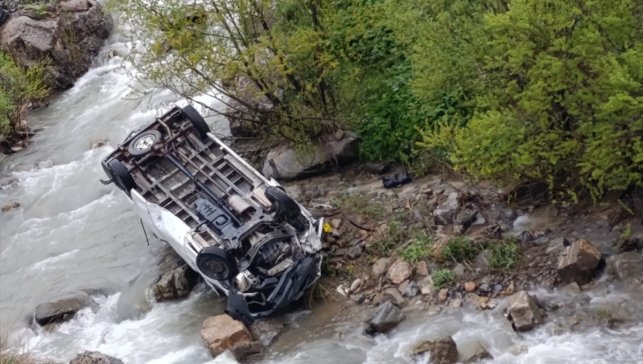 Hakkari'de minibüsün devrilmesi sonucu 2 kişi öldü, 3 kişi yaralandı