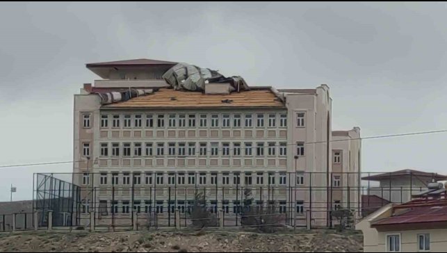 Van'da şiddetli fırtına: Çatılar uçtu