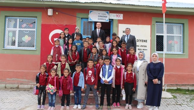 Çaldıran Kaymakamı Bakan, öğrencilerle bir araya geldi