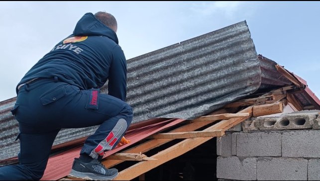 Van itfaiyesi fırtınaya karşı gece boyu seferber oldu