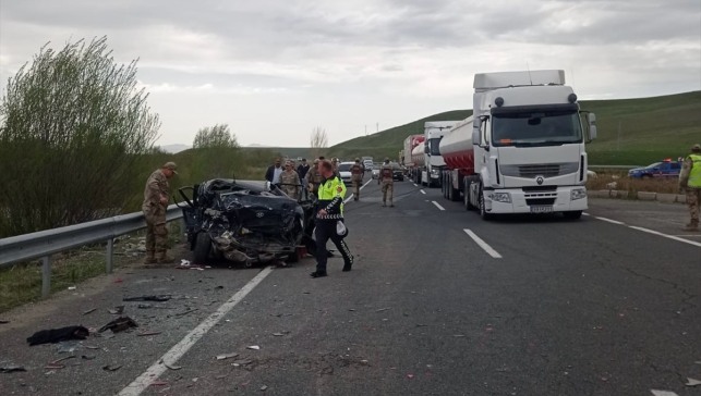 Ağrı'da otomobilin minibüse çarptığı kazada 2 kişi hayatını kaybetti, 8 kişi yaralandı