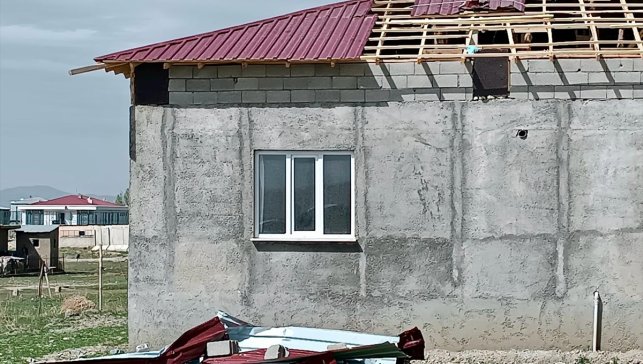 Van'da ekipler şiddetli rüzgar sonucu düşen çatı parçalarını topladı