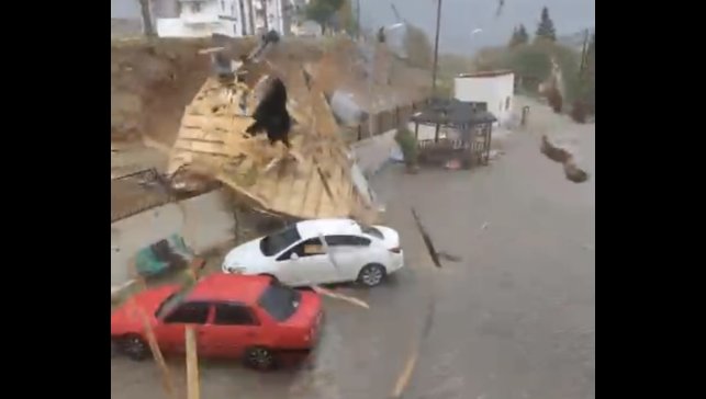 Elazığ'da fırtınadan uçan çatı araçların yanına düştü